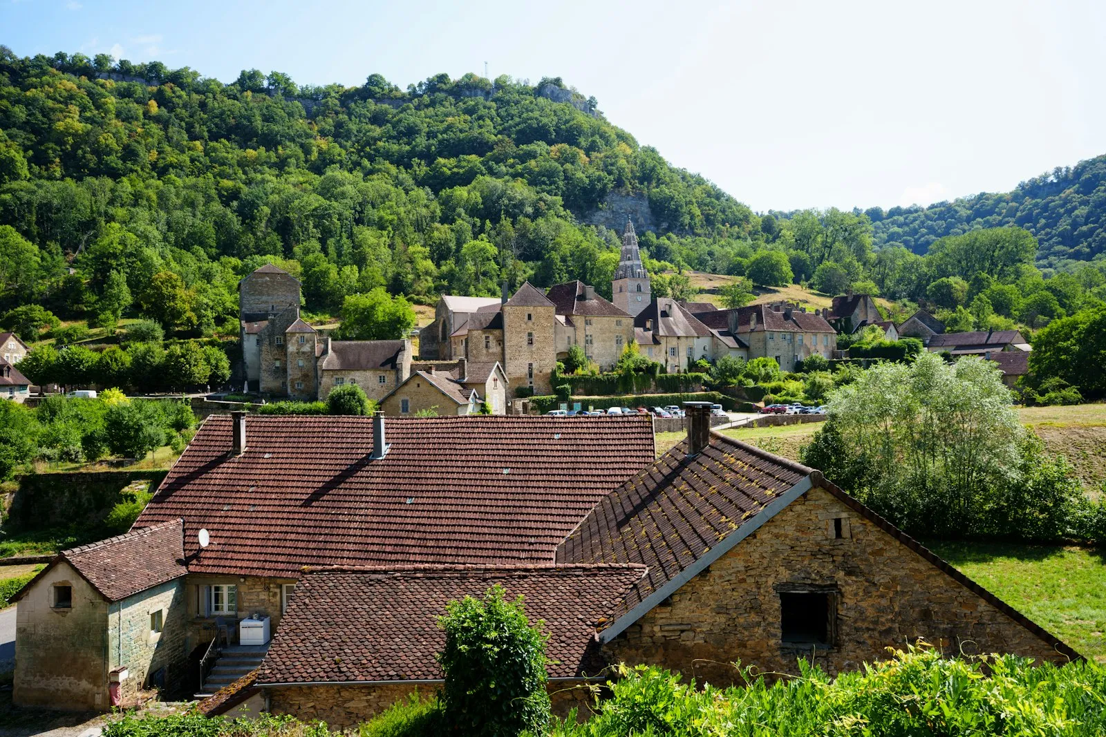Toits de tuiles anciennes à Baume-les-Messieurs, dans le Jura