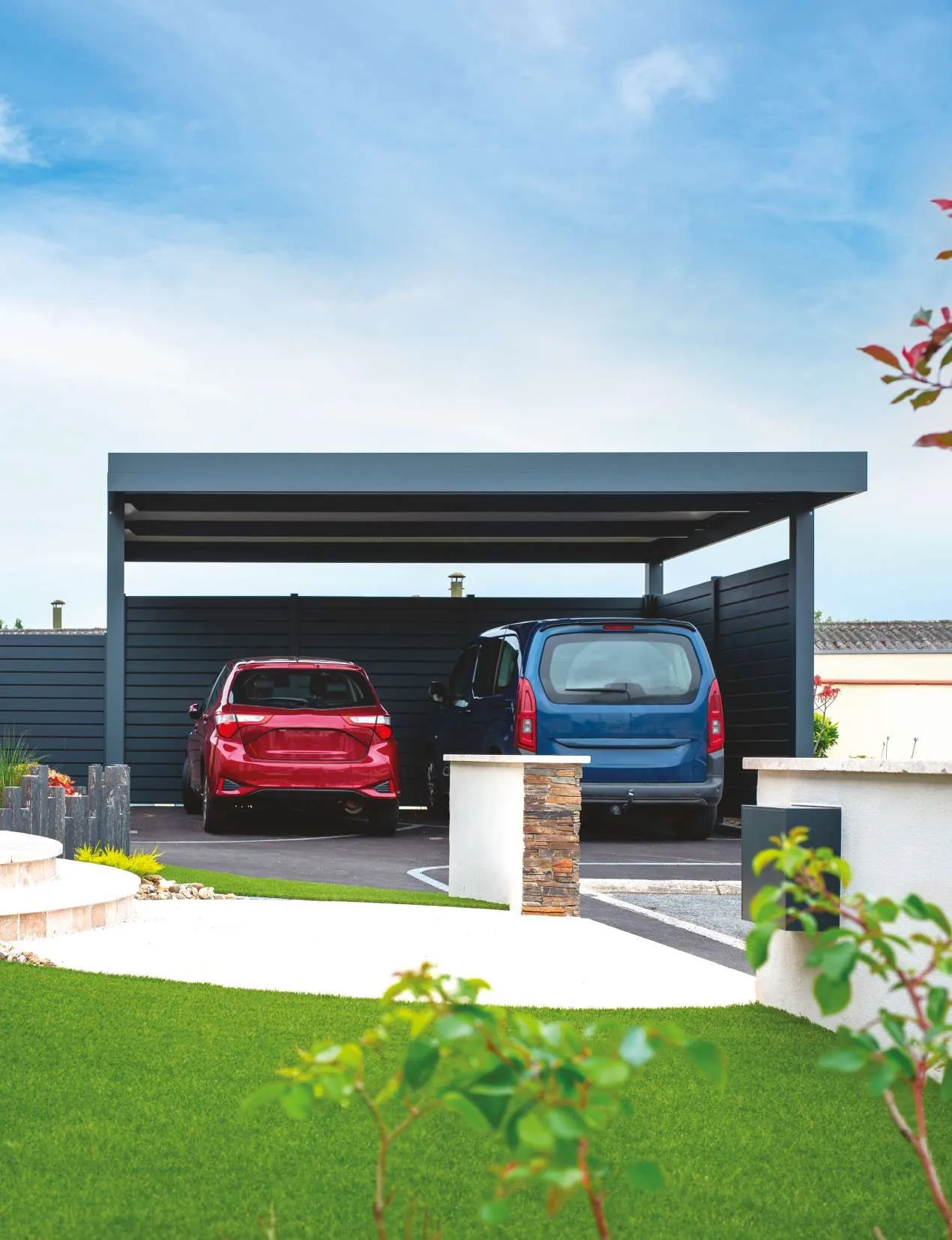 Carport en aluminium anthracite abritant deux voitures devant une maison blanche