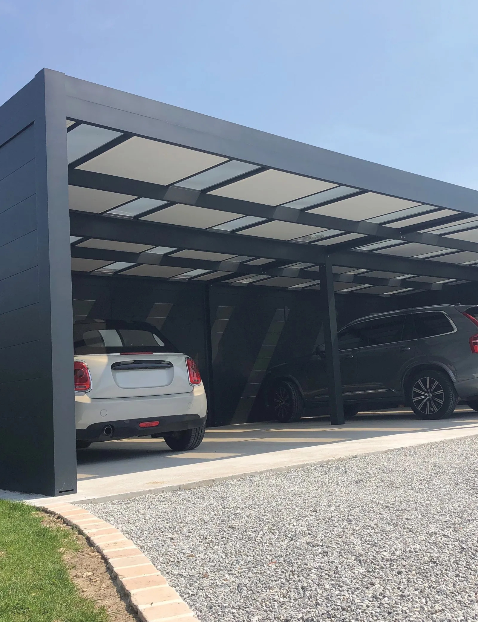 Carport aluminium anthracite abritant deux voitures