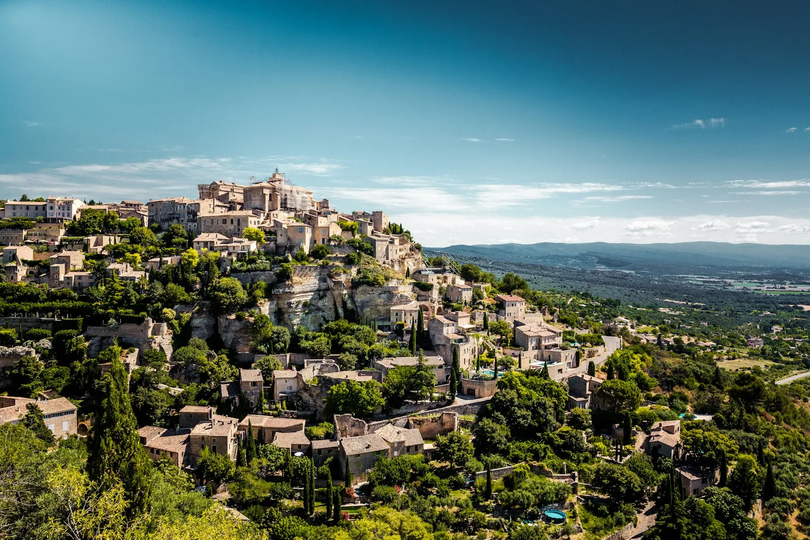 Le village de Gordes, dans le Vaucluse, sous le ciel bleu