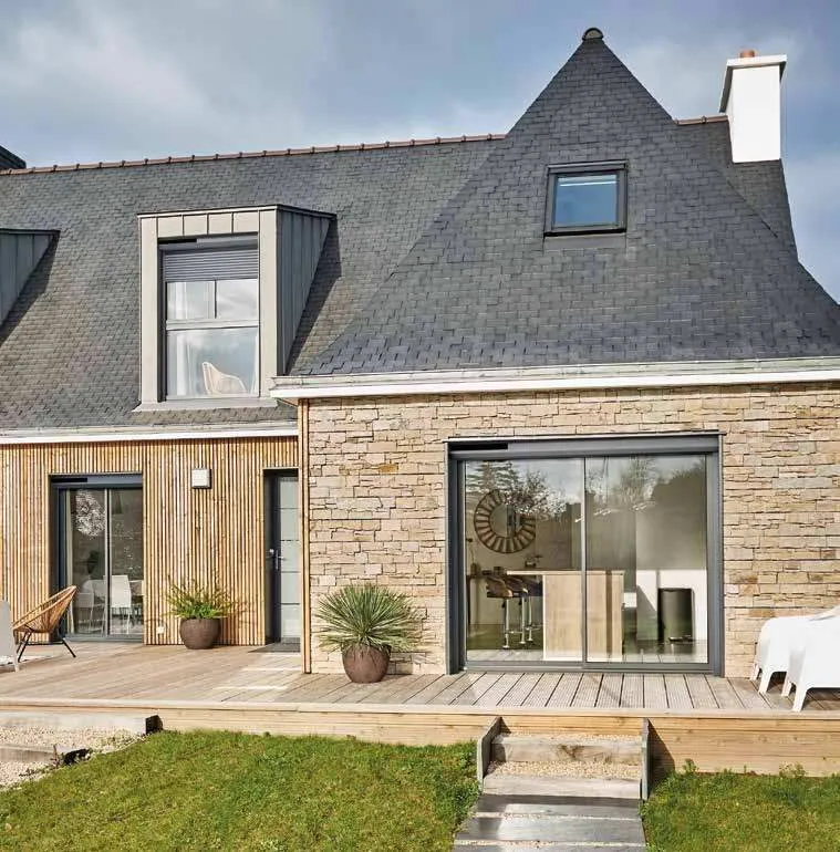 Maison bretonne en pierre et ardoise avec grandes baies coulissantes en aluminium