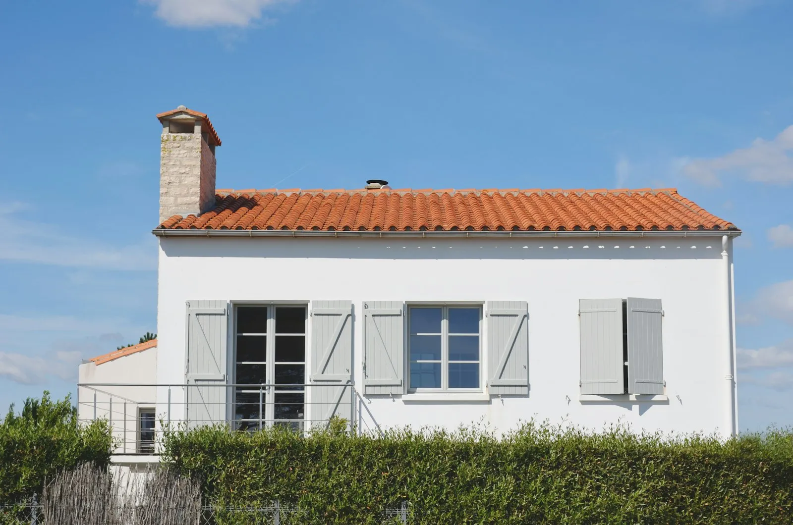 Maison blanche aux volets gris et toit de tuiles à Meschers-sur-Gironde