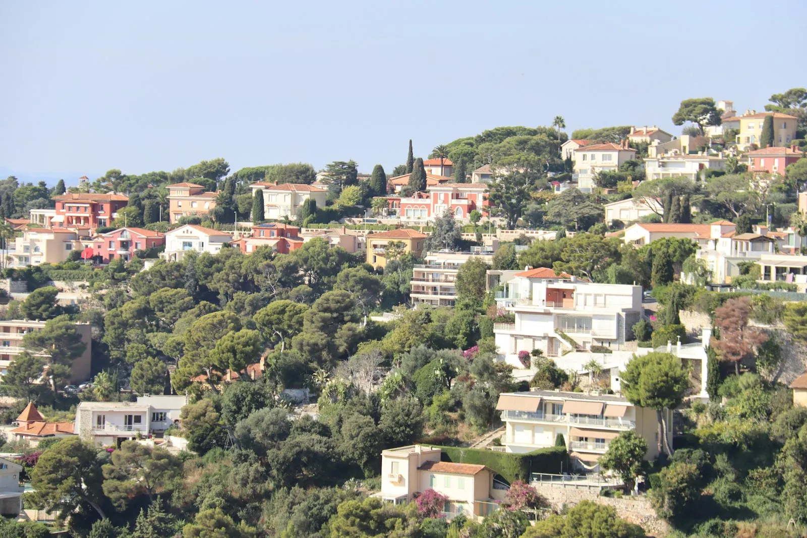 Villas sur les collines boisées de Nice