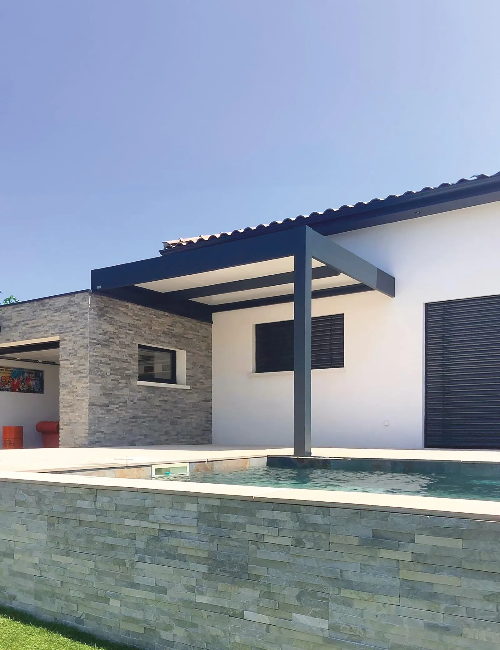 Pergola aluminium adossée à une maison contemporaine, au bord de la piscine