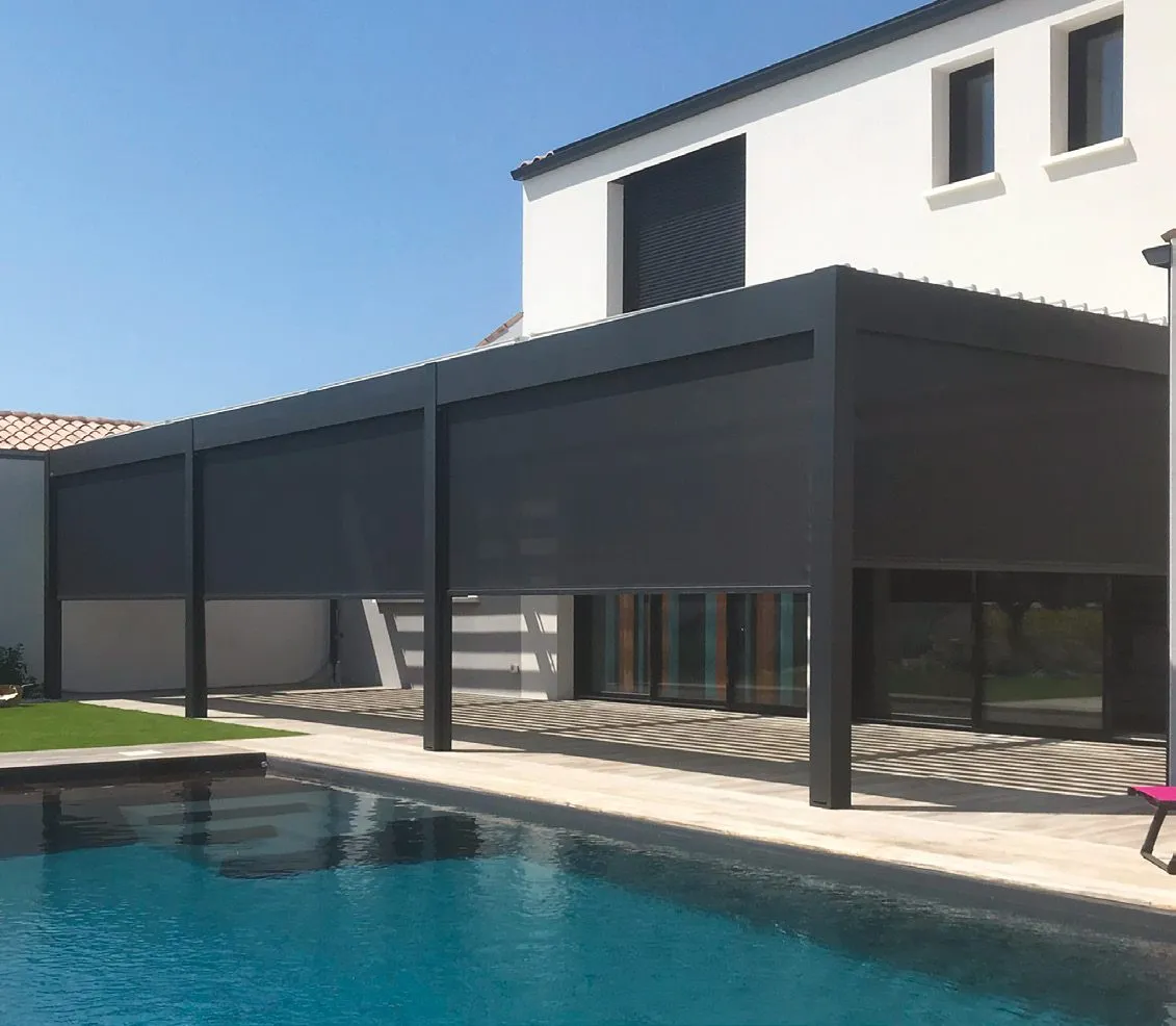 Pergola bioclimatique à screens au bord d'une piscine