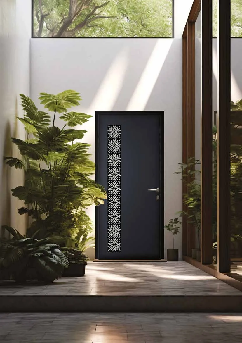 Porte d'entrée en aluminium noir à vitrage décoratif, vue depuis une entrée lumineuse et végétalisée