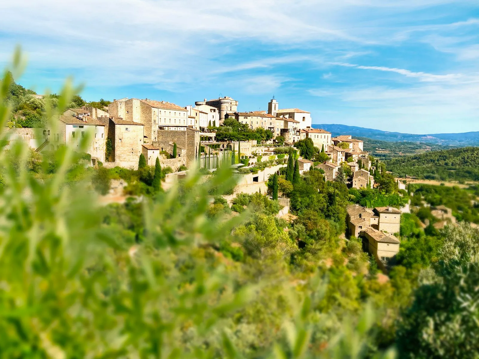 Village perché de Provence sous un ciel bleu