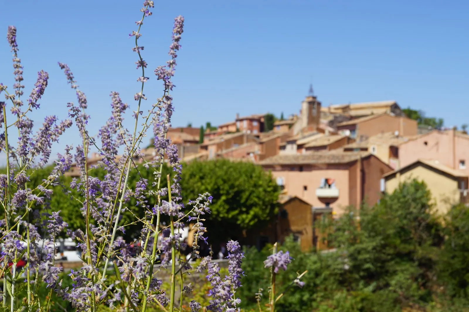 Façades ocre du village de Roussillon, dans le Vaucluse
