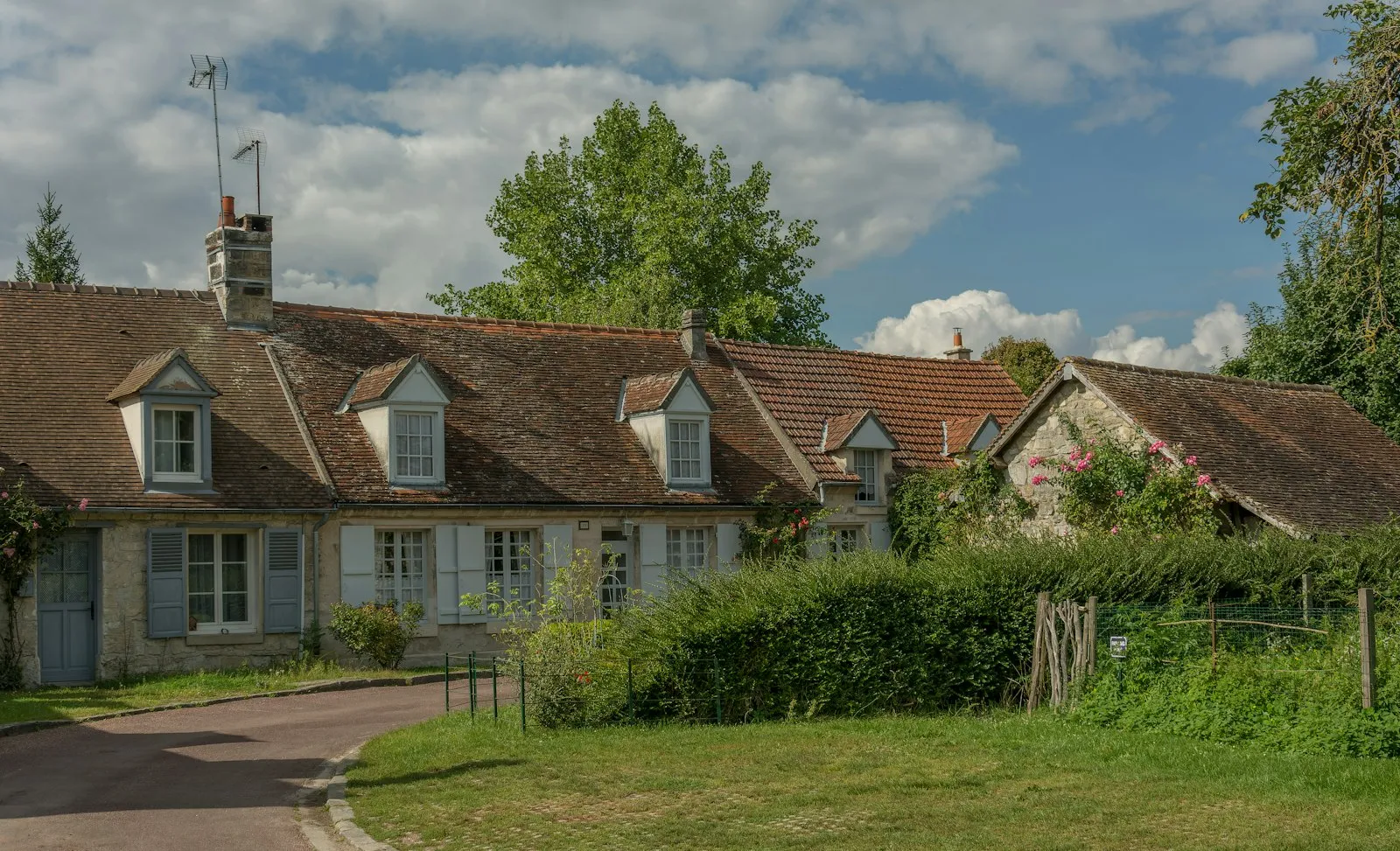 Maison à grandes fenêtres et volets à Saint-Jean-aux-Bois, dans l'Oise