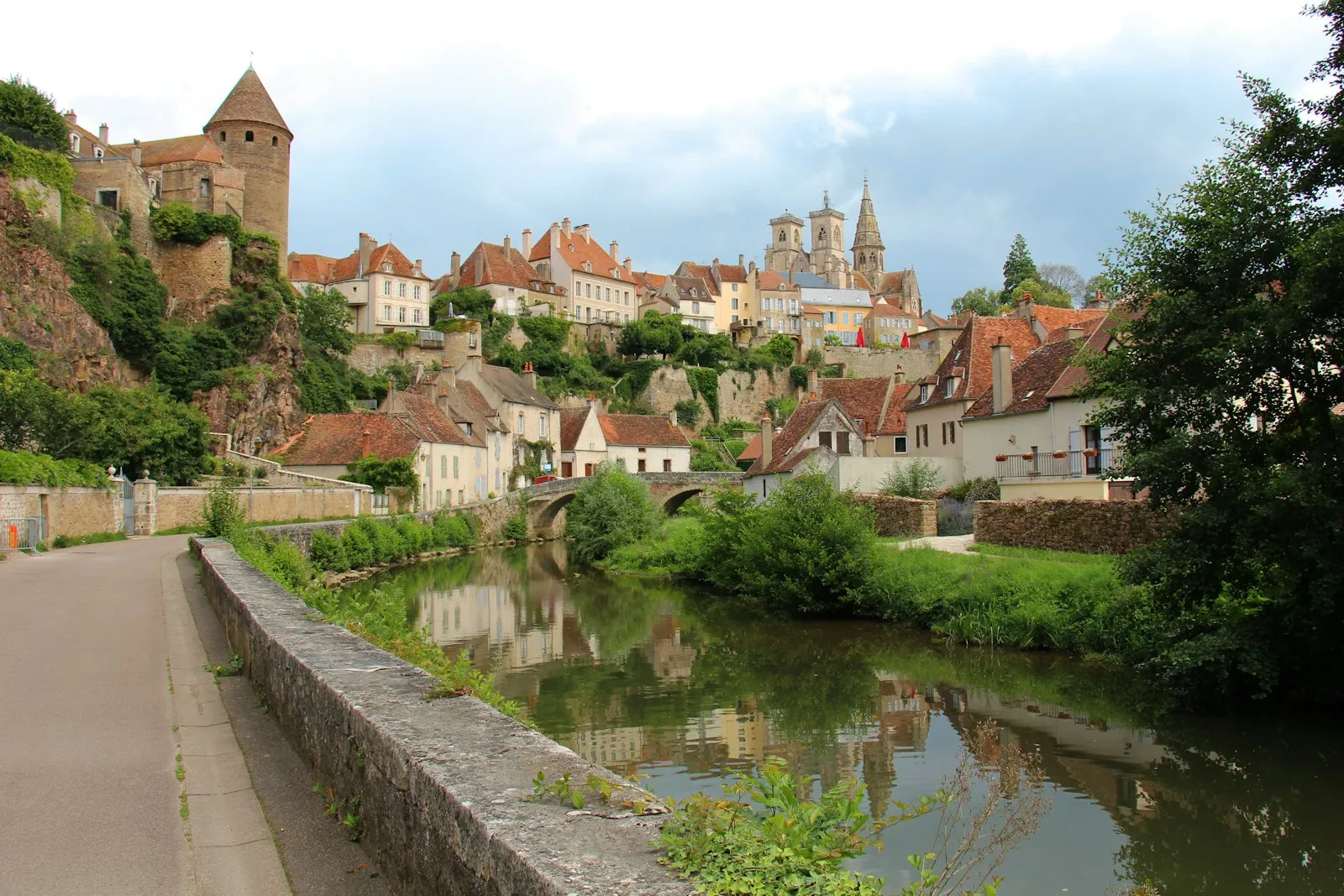 Maisons au bord de la rivière à Semur-en-Auxois
