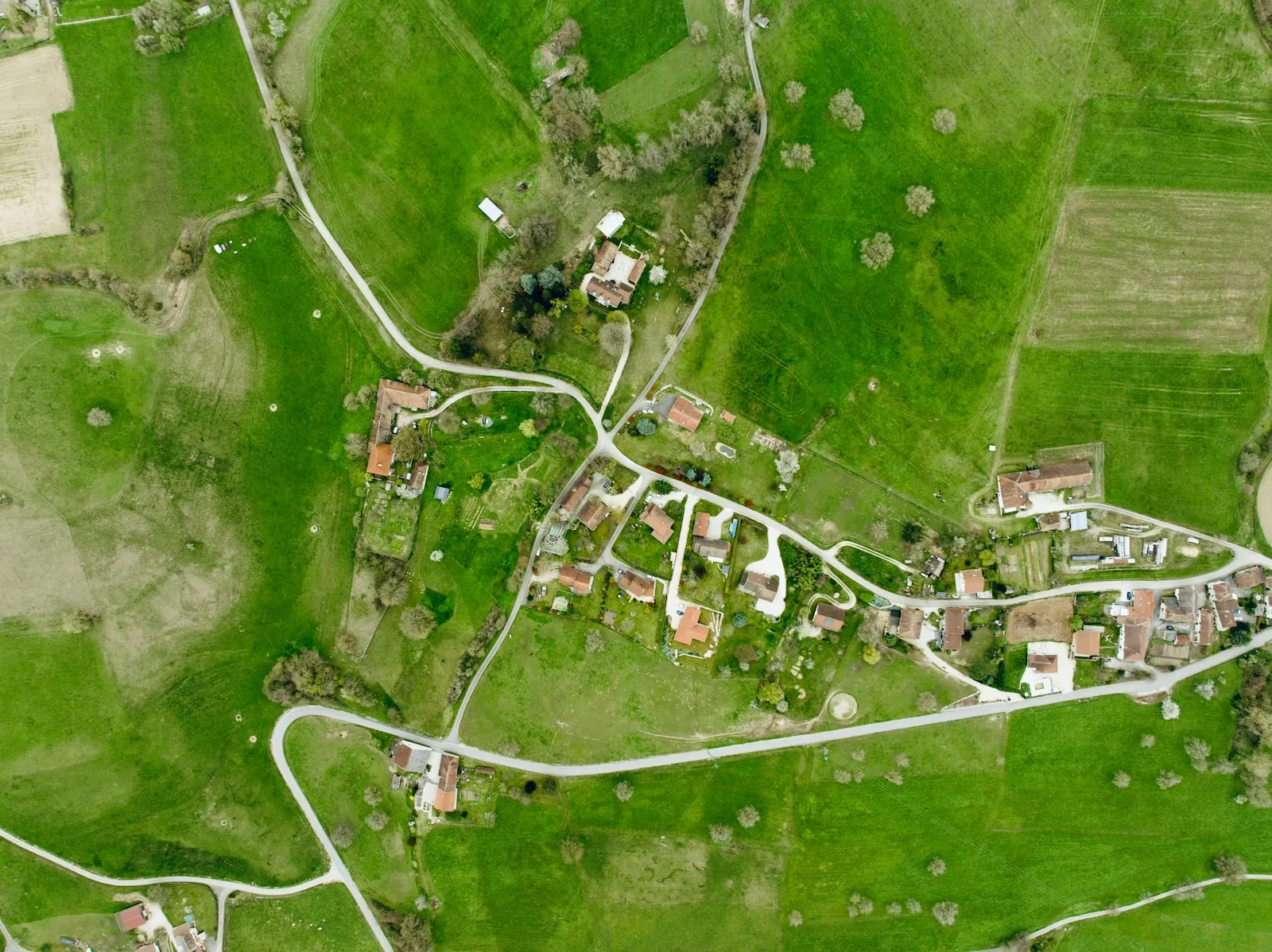 Vue aérienne d'un hameau de Saint-Genix-les-Villages, en Savoie