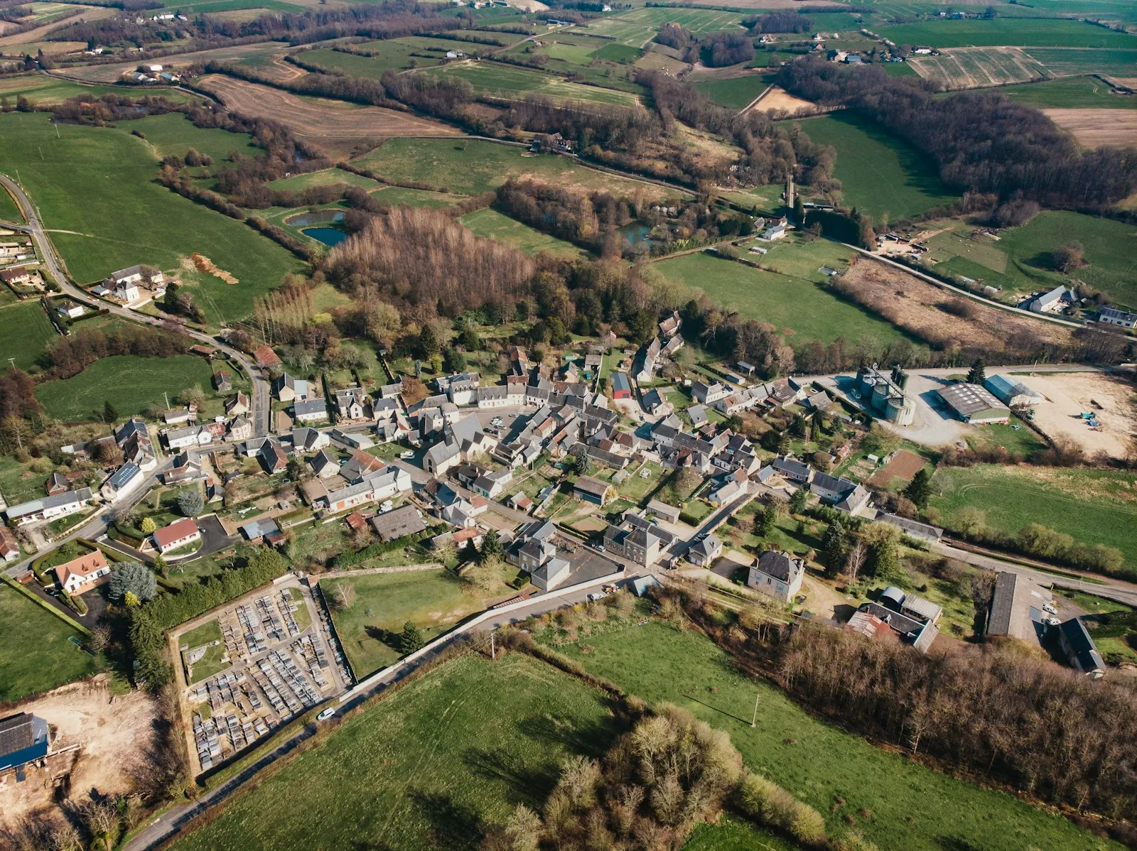 Vue aérienne de Vancé, village de la Sarthe entouré de champs